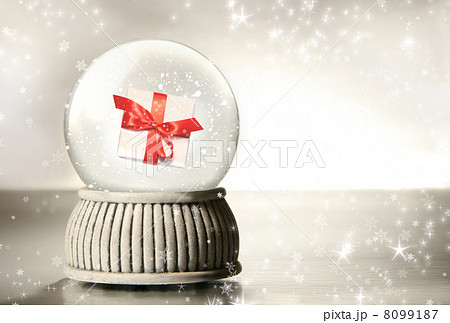 Snow globe against a silver background 8099187