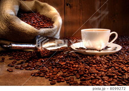 Coffee cup with burlap sack of roasted beans 8099272