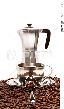 Cups resting on coffee beans with percolator 8099274