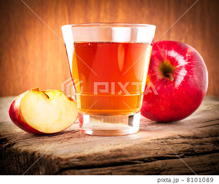 Apple juice. Fresh organic ripe apples and glass of juice 8101089