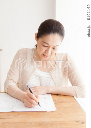 婚姻届を書く熟女 8101149