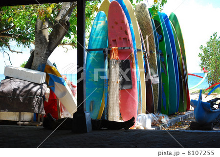 サーフボード レンタルショップ サーフショップ サーフィン 浜辺 木陰 バリ島 バリ クタビー の写真素材
