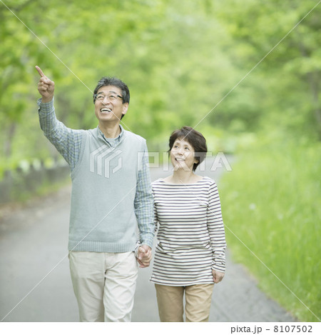 新緑の中を歩くシニア夫婦 新緑の中を歩くシニア夫婦 8107502