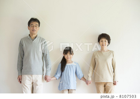 手をつなぎ微笑む祖父母と孫 手をつなぎ微笑む祖父母と孫 8107503