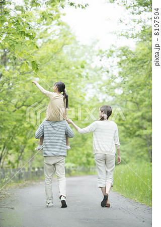 新緑の中を歩く家族の後姿 新緑の中を歩く家族の後姿 8107504