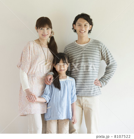 手をつなぎ微笑む家族 手をつなぎ微笑む家族 8107522