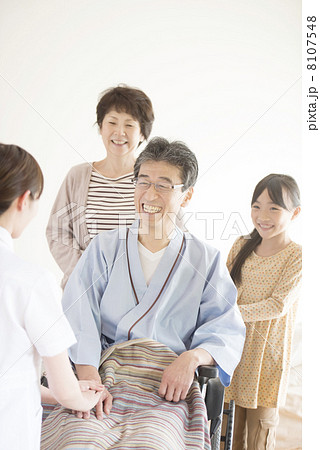 祖父を見守る家族 8107548