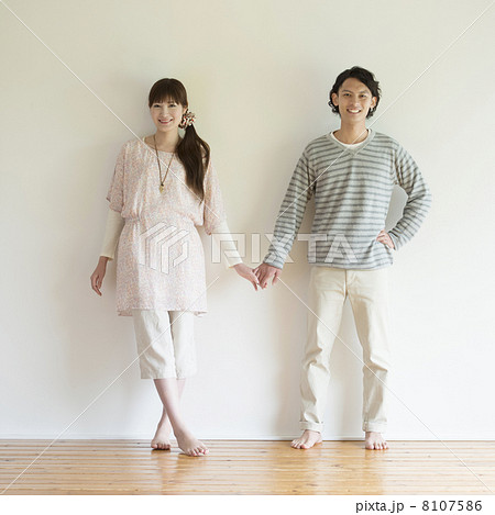 手をつなぐカップル 8107586