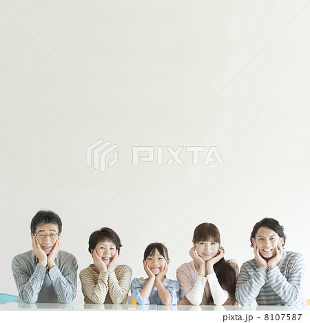 頬杖をつき微笑む3世代家族 8107587