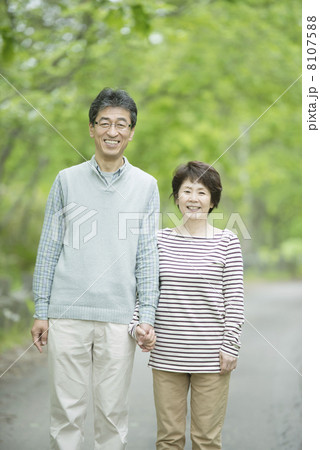 新緑の中で微笑むシニア夫婦 新緑の中で微笑むシニア夫婦 8107588
