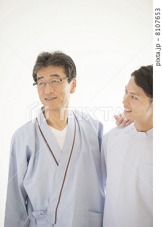 患者と看護師 8107653