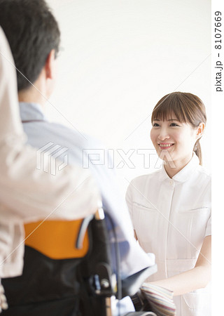 患者と話をする看護師 患者と話をする看護師 8107669