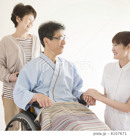 患者と話をする看護師 8107671