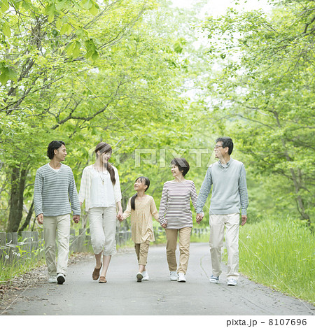 新緑の中で手をつなぐ3世代家族 新緑の中で手をつなぐ3世代家族 8107696