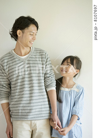 手をつなぎ微笑む親子 8107697