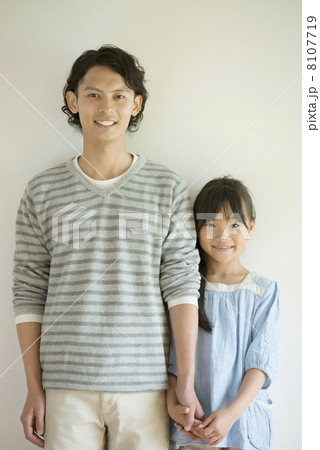 手をつなぎ微笑む親子 手をつなぎ微笑む親子 8107719