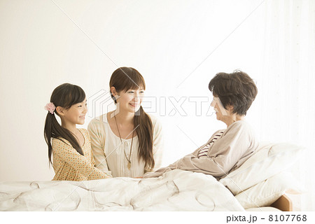 祖母のお見舞いに来た母娘 祖母のお見舞いに来た母娘 8107768