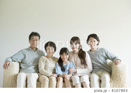 ソファーに座り微笑む3世代家族 ソファーに座り微笑む3世代家族 8107863
