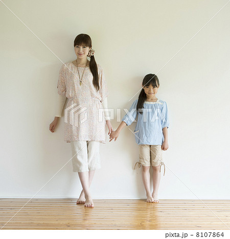 手をつなぎ微笑む親子 手をつなぎ微笑む親子 8107864