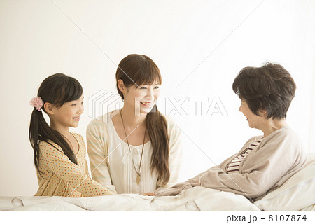 祖母のお見舞いに来た母娘 祖母のお見舞いに来た母娘 8107874