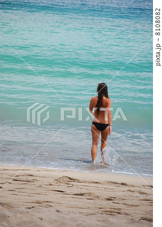 海 女性 水着 白人 若い ビキニ ロングヘア 後ろ姿 楽しい 魅力的 美しい 日焼け リラク の写真素材