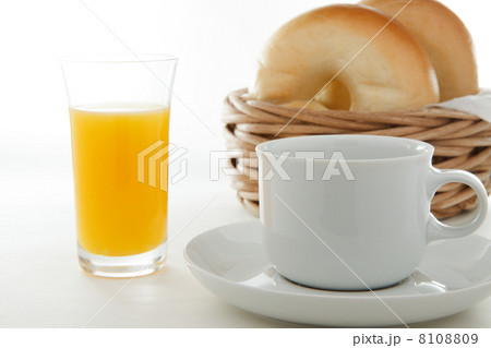 ベーグル、コーヒー、オレンジジュースの朝食イメージ ベーグル、コーヒー、オレンジジュースの朝食イメージ 8108809