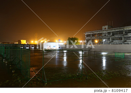 夜の学校の写真素材