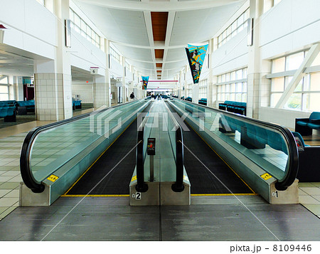 動く歩道オートウォーク ムービングウォーク トラベレーターの写真素材