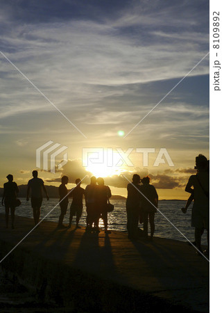 夕日に集う人々 夕日に集う人々 8109892