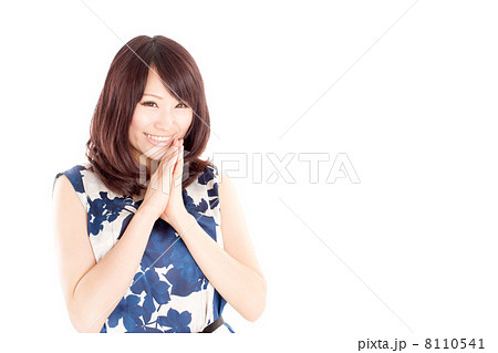 両手を合わせてとっても嬉しそうな様子のアラサーの女の子 両手を合わせてとっても嬉しそうな様子のアラサーの女の子 8110541