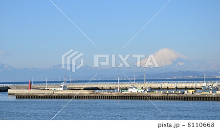 片瀬漁港から見た１月の富士山 8110668