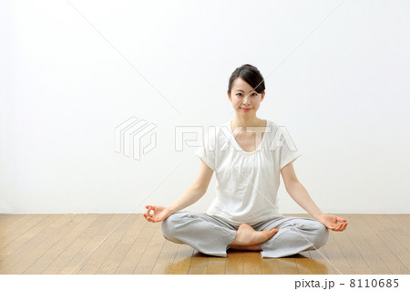 ヨガ 8110685