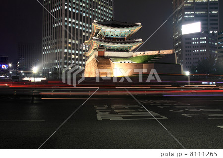 ライトアップされる南大門とソウルの街並み 8111265