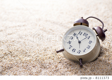 砂浜に目覚し時計 砂浜に目覚し時計 8111373