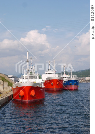 海南港に停泊する兄弟船の景色 8112097