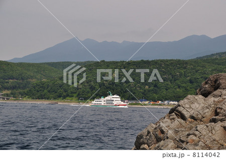 夏知床　観光船オーロラ号と知床連山 8114042