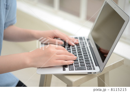 ノートパソコンでタイピングする女性の手元 ノートパソコンでタイピングする女性の手元 8115215