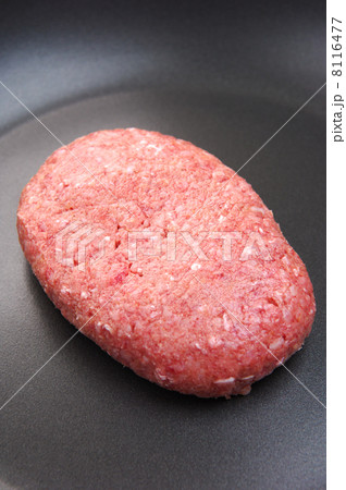 フライパンで調理するおいしい和牛ハンバーグ 8116477