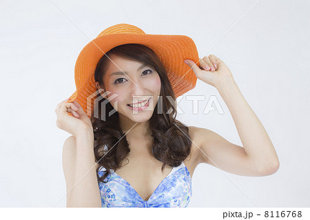 麦わら帽子をかぶる水着の女性の写真素材