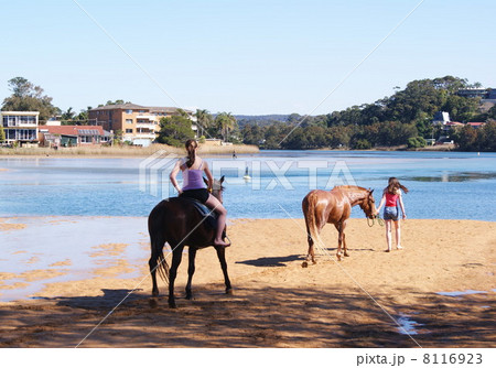 乗馬をする若い女性二人 8116923