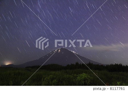 星空と富士山 8117761