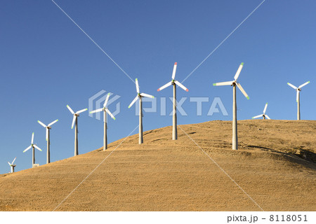 カリフォルニアの古い風力発電ファーム カリフォルニアの古い風力発電ファーム 8118051
