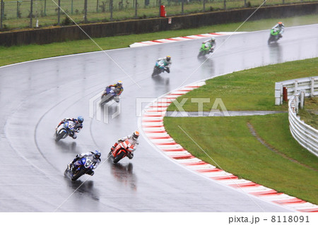 雨の日のレース 8118091