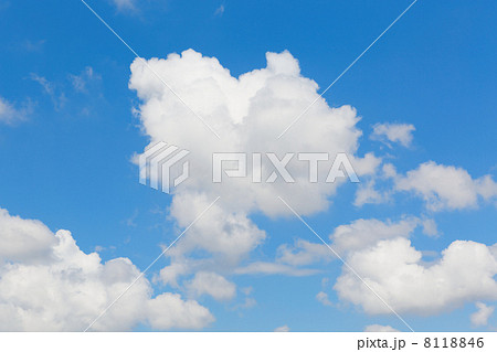 青い空に白い雲 青い空に白い雲 8118846