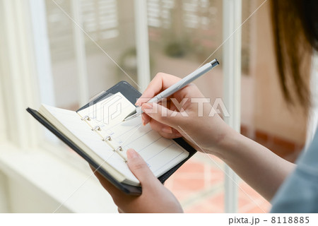 メモをとる女の子 8118885