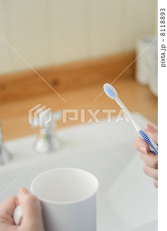 歯ブラシとコップ 8118893