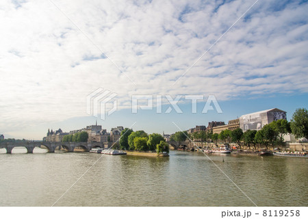 パリ　セーヌ川といわし雲 8119258