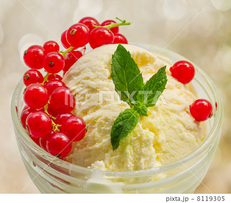 Vanilla ice cream with red currants Vanilla ice cream with red currants 8119305
