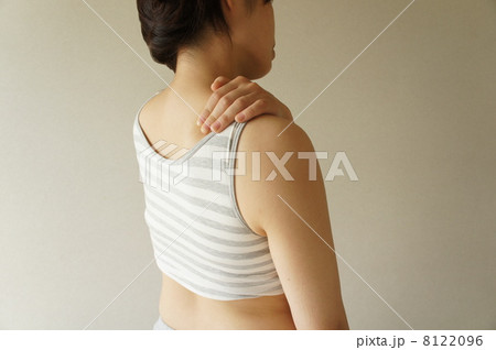 女性の肩 8122096