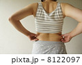 背中をつまむ女性 8122097